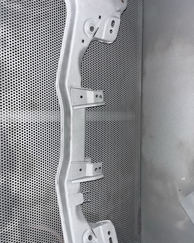 Gestrahlter Achsträger aus Stahl auf dem Gitterrost der Strahlkabine