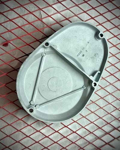 Derselbe Motordeckel nach dem Strahlen