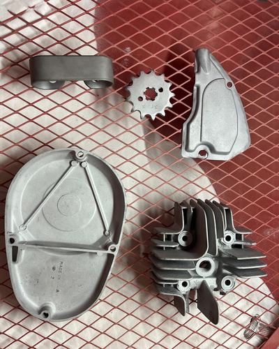 Gestrahlte Motorteile: Zylinderkopf, Deckel, Ritzel und Halter