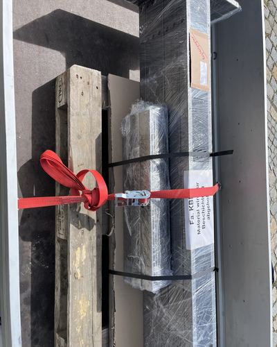 Stahlteile auf dem Anhänger, verpackt und beschriftet für die Abholung zur Beschichtung