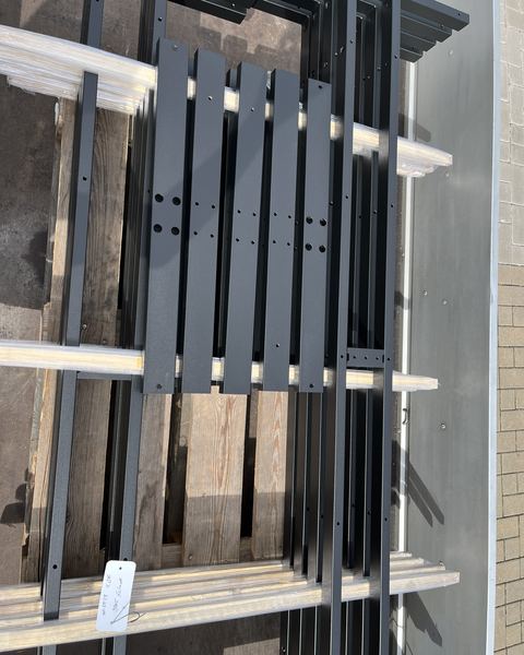 Schwarz pulverbeschichtete Möbelbauteile aus Stahl mit Auftragsanhänger RAL 9005