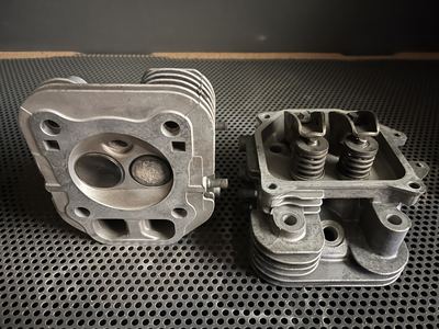 Dieselben Zylinderköpfe nach der Reinigung mit Walnussgranulat, metallisch sauber